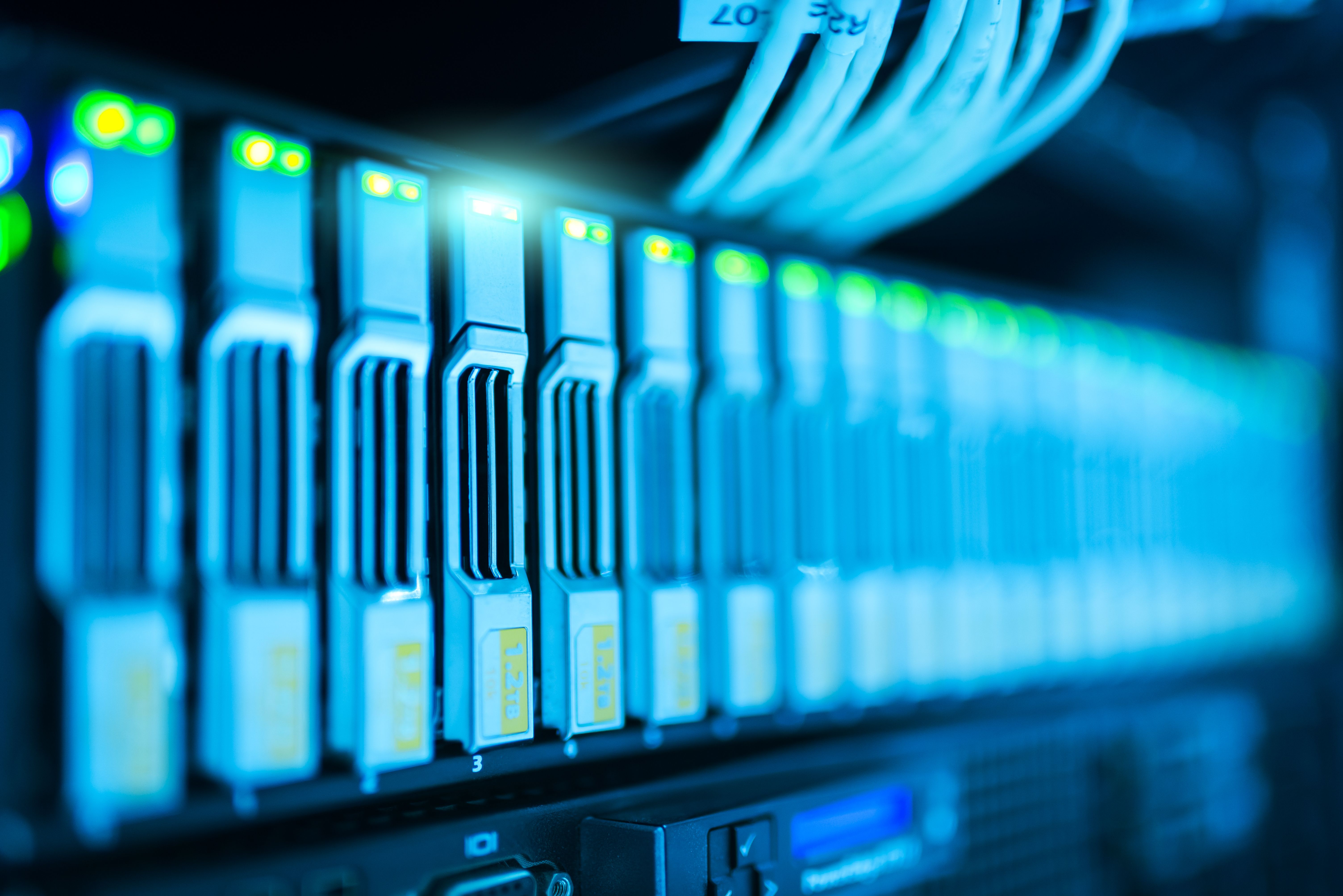 Nahaufnahme von Servertechnik und Netzwerkkabeln